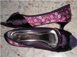 Beautiful Purple Floral Kitten Heels - sz 5