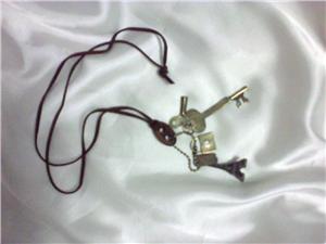 Charming Eiffel Tower necklace