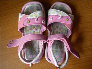 Girl's shoes