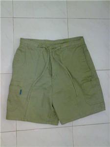 Beige bermudas