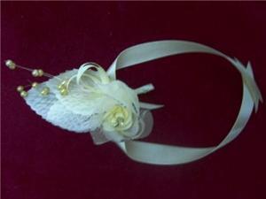 BN white flower corsage