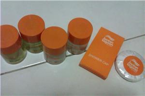 1 set of resort shampoo/shower gel/soap/shower cap