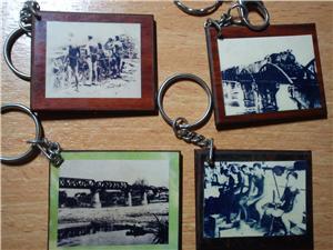 antique look wooden frame keychain